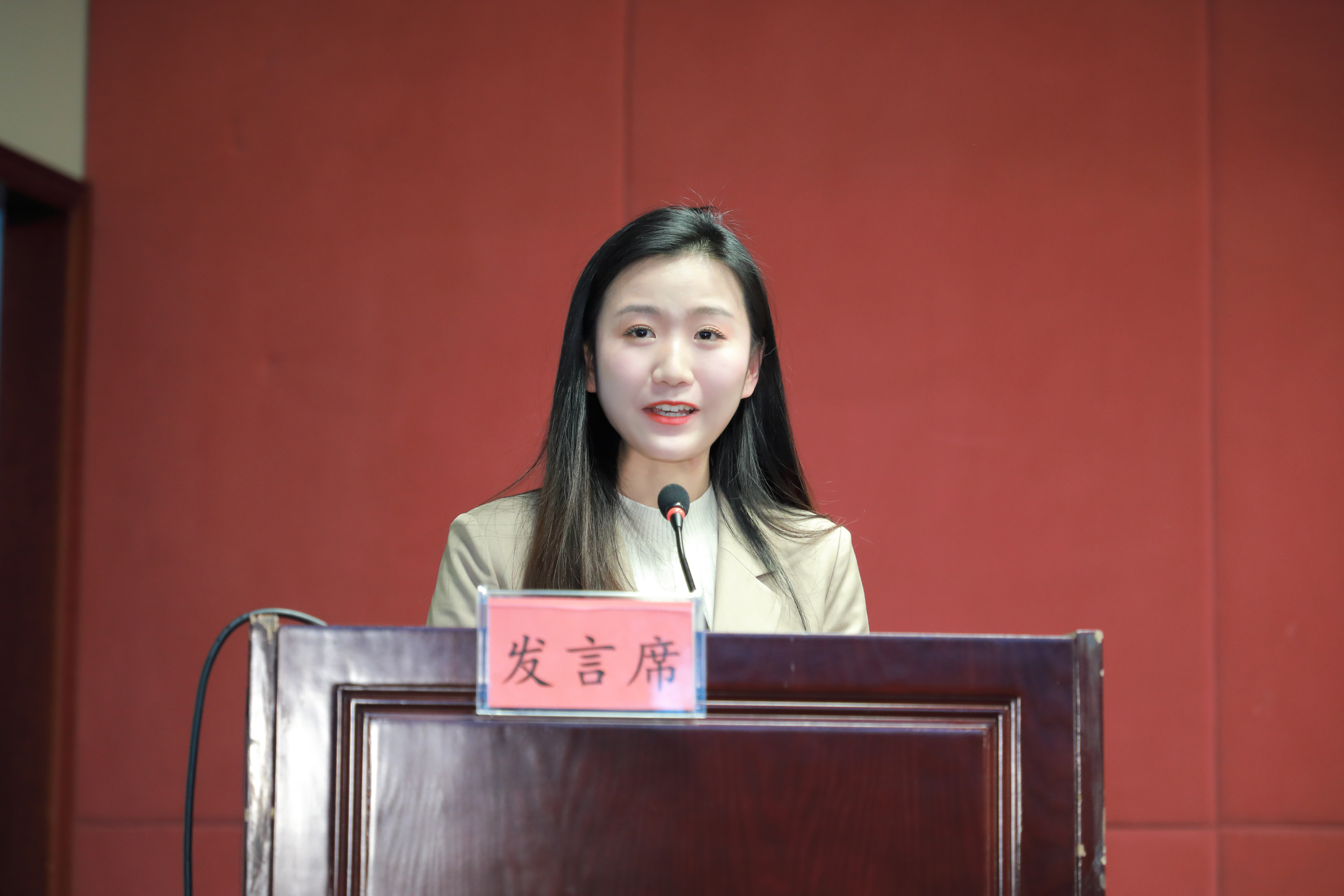 在“采編一線黨旗紅”優...